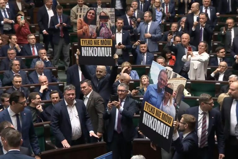 NCZAS.INFO | Awantura w Sejmie z udziałem posłów PiS Dariusza Mateckiego i Michała Wosia