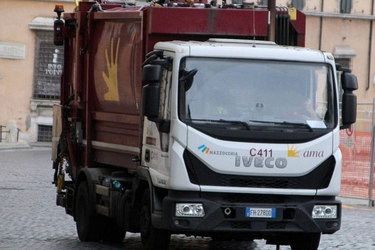 Śmieciarka we Włoszech.