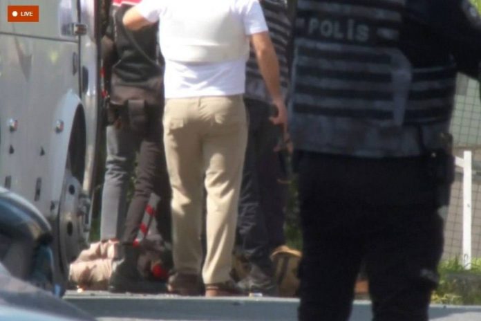 NCZAS.INFO | W pobliżu konsulatu Izraela w Stambule doszło we wtorek do strzelaniny, w wyniku której trzy osoby zginęły. Foto: pritn screen X