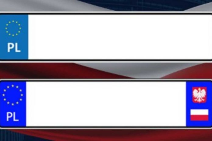 Tablice rejestracyjne i polskie symbole.