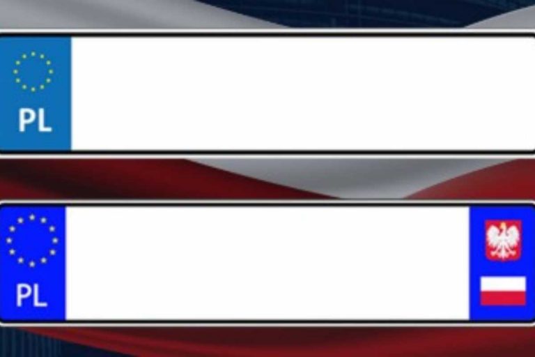 Tablice rejestracyjne i polskie symbole.