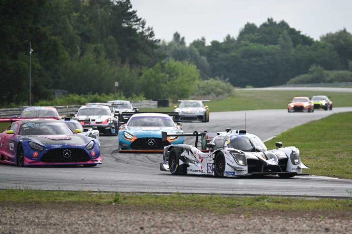 Wyścigi samochodowe na Torze Poznań.