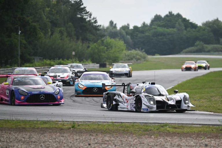 Wyścigi samochodowe na Torze Poznań.