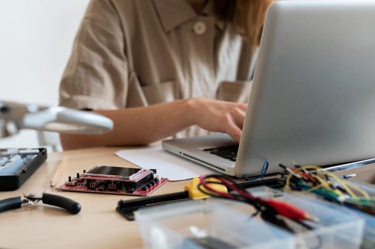 Szkolenia dla elektryków online czy stacjonarne? Co wybrać, aby zdobyć realne umiejętności?