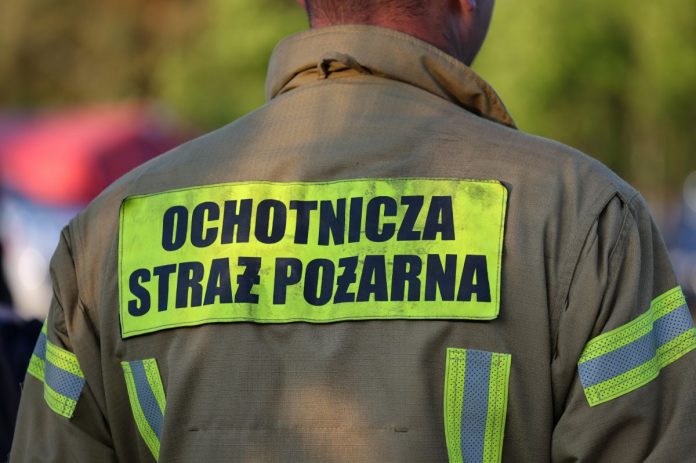 NCZAS.INFO | Strażacy w pobliżu miejsca pożaru lasu we wsi Międzyleś w powiecie wołomińskim.