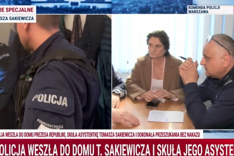 NCZAS.INFO | Służby w mieszkaniu Tomasza Sakiewicza skuły jego asystentkę. Policja zabrała głos.