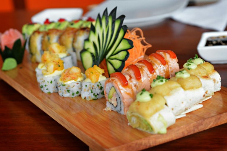 TOP 5 dostawców sushi w Warszawie 2026: gdzie przygotowują najpyszniejsze rolki spod noża?