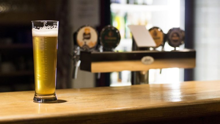 Piwo zamiast mocnych alkoholi? Paragony pokazują ciekawy trend