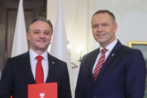 NCZAS>INFO | Warszawa, 08.05.2026. Prezydent RP Karol Nawrocki (P) i nowy szef Biura Bezpieczeństwa Narodowego Bartosz Grodecki (L) podczas uroczystości w Pałacu Prezydenckim w Warszawie. Pod koniec kwietnia br. ze stanowiska szefa BBN zrezygnował Sławomir Cenckiewicz. (mr) PAP/Leszek Szymański
