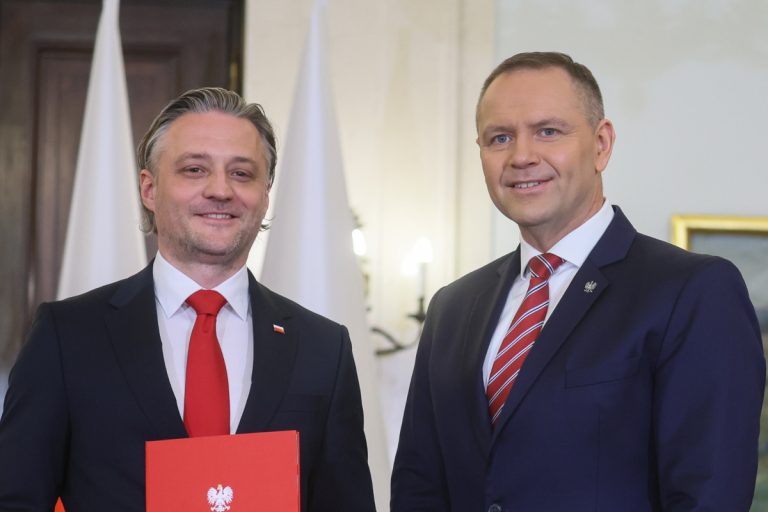 NCZAS>INFO | Warszawa, 08.05.2026. Prezydent RP Karol Nawrocki (P) i nowy szef Biura Bezpieczeństwa Narodowego Bartosz Grodecki (L) podczas uroczystości w Pałacu Prezydenckim w Warszawie. Pod koniec kwietnia br. ze stanowiska szefa BBN zrezygnował Sławomir Cenckiewicz. (mr) PAP/Leszek Szymański