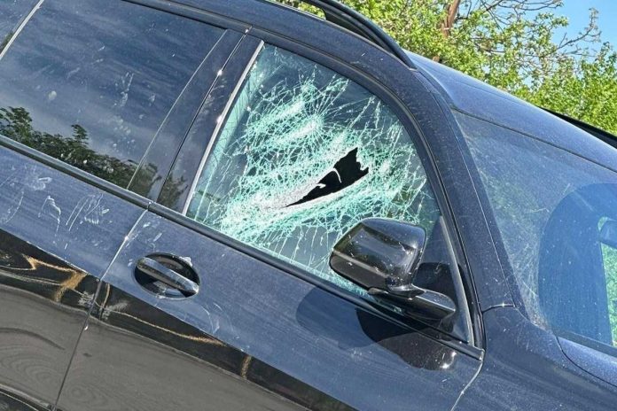 Policjanci wybili szybę, by wydostać dziecko z zamkniętego samochodu.