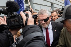 NCZAS.INFO | Wrocław, 08.05.2026. Europoseł Grzegorz Braun w drodze na przesłuchanie w Prokuraturze Okręgowej we Wrocławiu. (mr) PAP/Krzysztof Ćwik