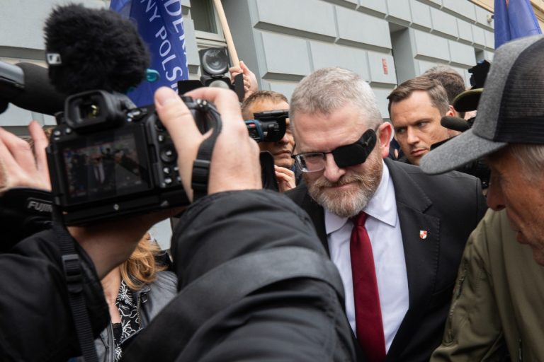 NCZAS.INFO | Wrocław, 08.05.2026. Europoseł Grzegorz Braun w drodze na przesłuchanie w Prokuraturze Okręgowej we Wrocławiu. (mr) PAP/Krzysztof Ćwik