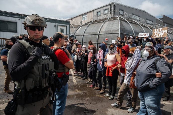 Protestujący imigranci.