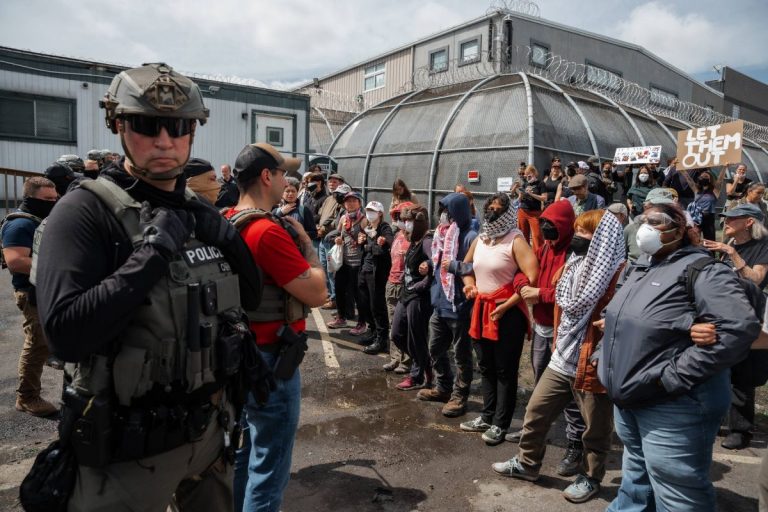 Protestujący imigranci.