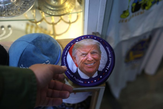 NCZAS.INFO | Targ w Jerozolimie, październik 2025 r. Jarmułka z wizerunkiem Donalda Trumpa. Zdjęcie ilustracyjne.
