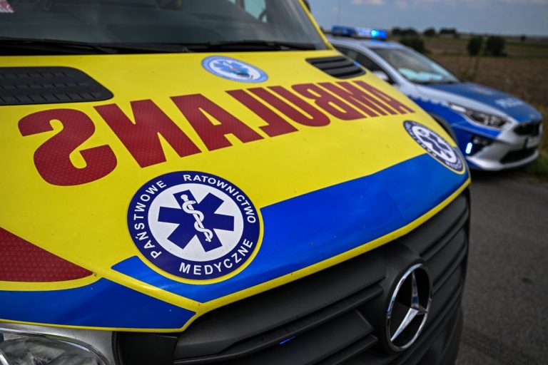 Ambulans i policja.