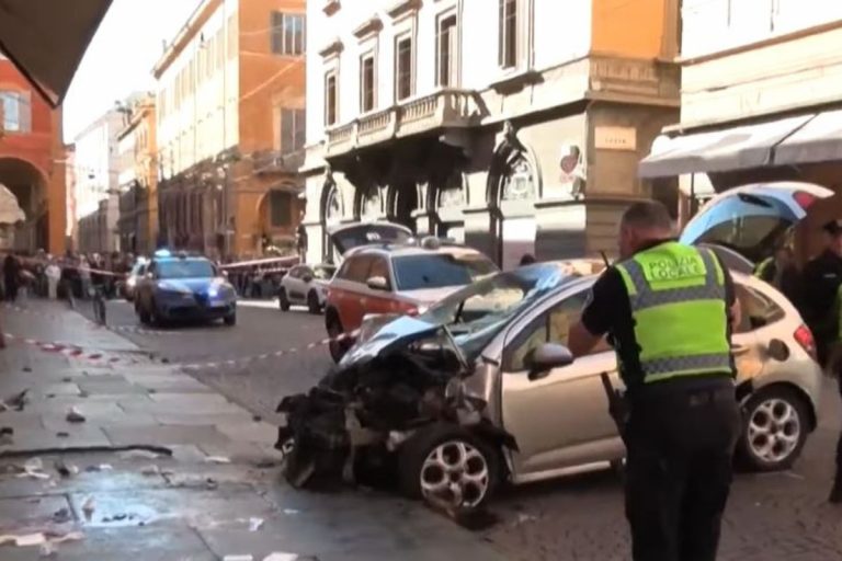 Kierowca wjechał w przechodniów w Modenie