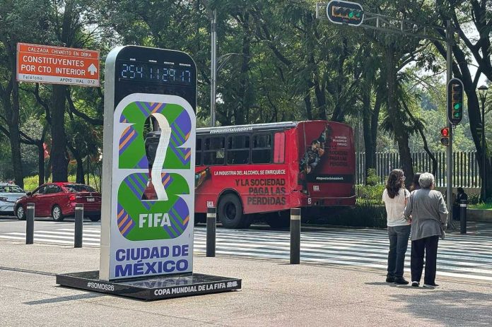 NCZAS.INFO | Zdjęcie ilustracyjne. Zegar odliczający czas do Mundialu 2026 na Paseo de la Reforma w mieście Meksyk
