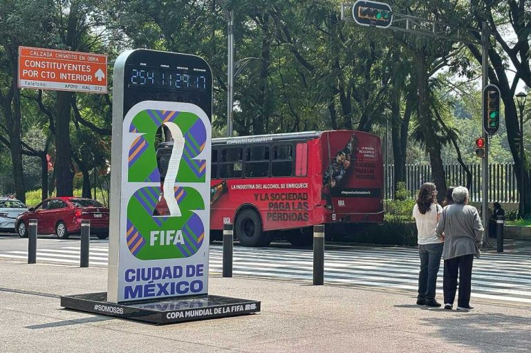 NCZAS.INFO | Zdjęcie ilustracyjne. Zegar odliczający czas do Mundialu 2026 na Paseo de la Reforma w mieście Meksyk