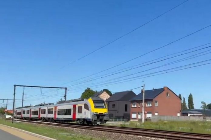 Zderzenie szkolnego minivana z pociągiem w Belgii.