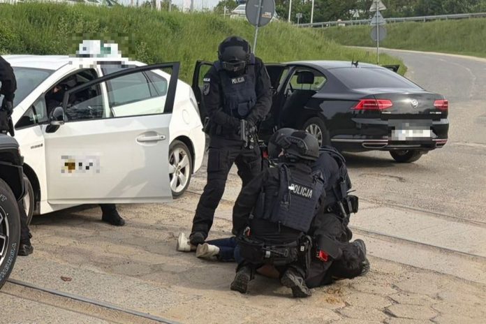 Policja zatrzymuje Uzbeków.