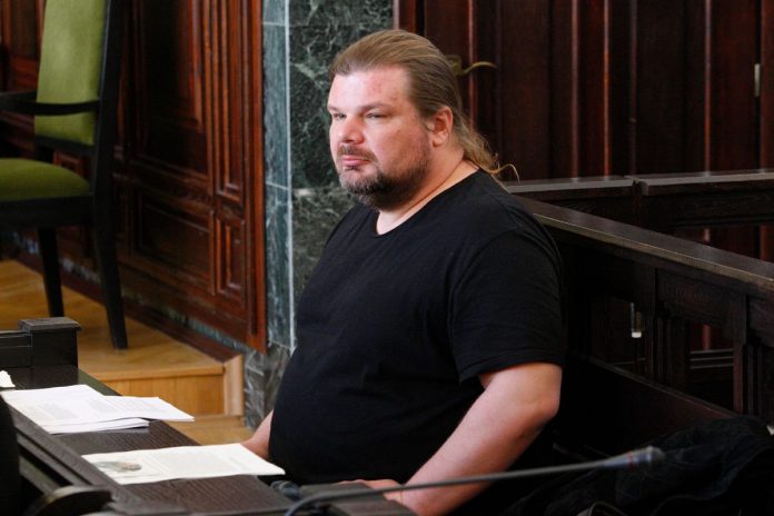 Rafał Gaweł na sali sądowej.