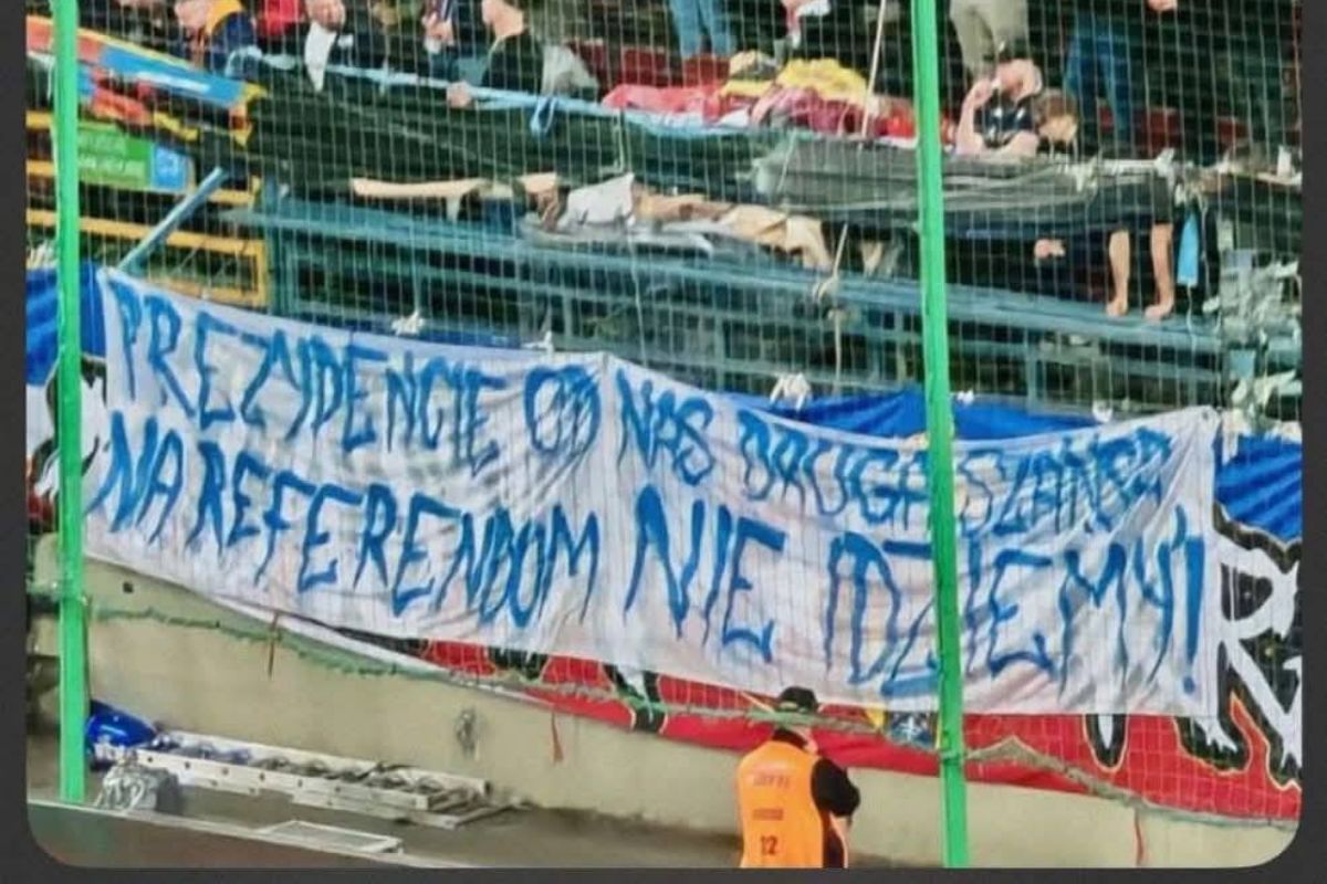 Szokujący transparent na stadionie Wisły. Korona Brauna wydała ...