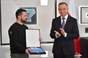 NCZAS.INFO | Zdjęcie ilustracyjne. Warszawa, 05.04.2023. Wizyta oficjalna Prezydenta Ukrainy w Polsce. Prezydent RP Andrzej Duda (P) i prezydent Ukrainy Wołodymyr Zełenski (L) podczas spotkania w Pałacu Prezydenckim. Prezydent Zełenski, "w uznaniu zasług w pogłębianiu stosunków między Polską a Ukrainą, za działalność na rzecz bezpieczeństwa i niezłomność w obronie praw człowieka", został odznaczony Orderem Orła Białego. Foto: PAP/Radek Pietruszka