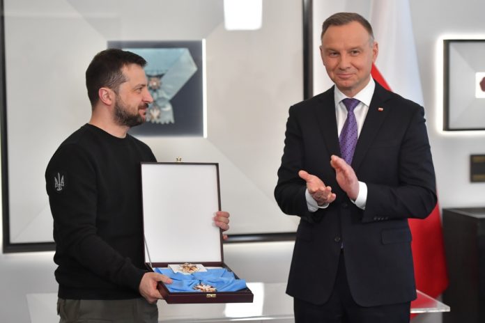NCZAS.INFO | Zdjęcie ilustracyjne. Warszawa, 05.04.2023. Wizyta oficjalna Prezydenta Ukrainy w Polsce. Prezydent RP Andrzej Duda (P) i prezydent Ukrainy Wołodymyr Zełenski (L) podczas spotkania w Pałacu Prezydenckim. Prezydent Zełenski, 
