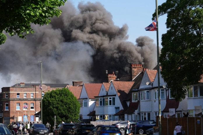 zydzi londyn pozar golders green