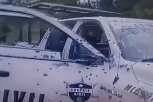 Nieznani sprawcy ostrzelali pojazd, którym poruszali się policjanci.