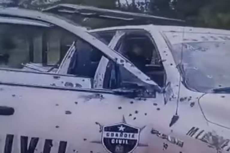 Nieznani sprawcy ostrzelali pojazd, którym poruszali się policjanci.