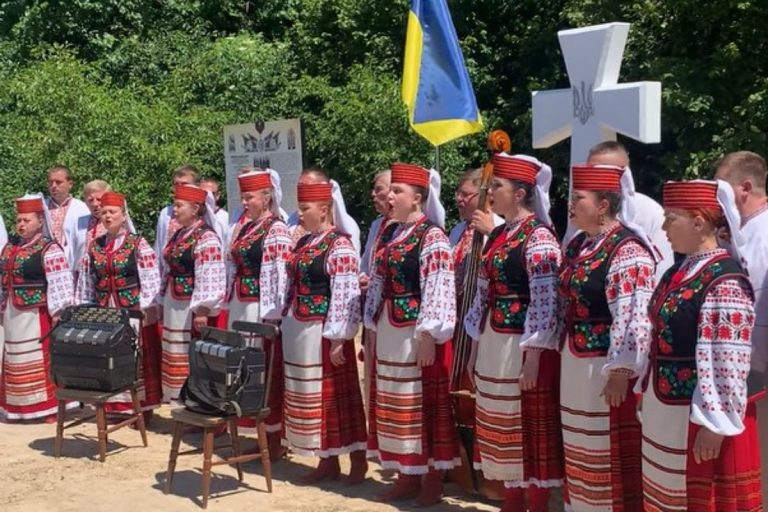 NCZAS.INFO | Uroczystości odsłonięcia krzyża upamiętniającego dowódcę UPA Petra Gudzowatego ps. „Oczeretenko”.