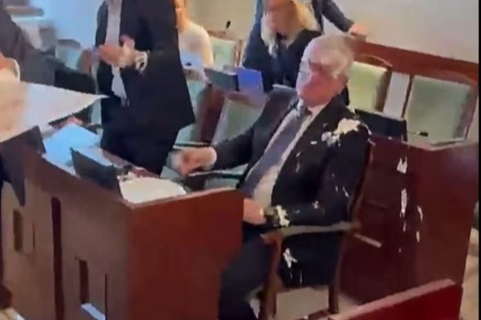 NCZAS.INFO | Prezydent Poznania Jacek Jaśkowiak obrzucony ciastem podczas sesji rady miasta. /