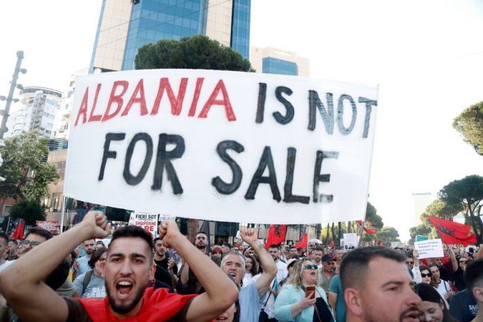 NCZAS.INFO | Rewolucja flamingów w Albanii. Protest w Tiranie. Foto: PAP/EPA