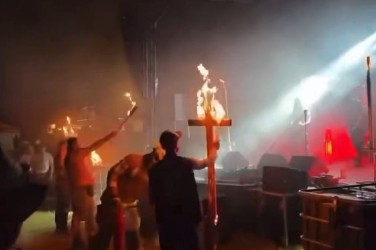 Podczas festiwalu Bangarang w Chwałkowie podpalono drewniane krzyże.