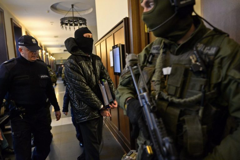 NCZAS.INFO | 17 listopada 2015 r. Igor M. ps. Patyk, w towarzystwie policyjnej obstawy, wkracza na salę rozpraw. / Foto: PAP