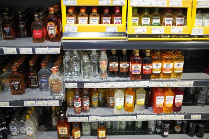 Napoje alkoholowe w małych opakowaniach.