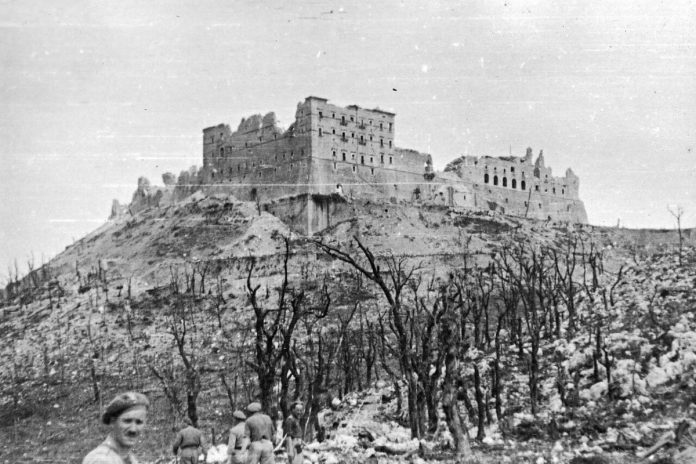 NCZAS.INFO | Żołnierze Samodzielnej 2 Brygady Pancernej w drodze do ruin opactwa benedyktyńskiego na Monte Cassino. Archiwum Fotograficzne Tadeusza Szumańskiego. Sygnatura: 24-447-13. Źródło: wikimedia