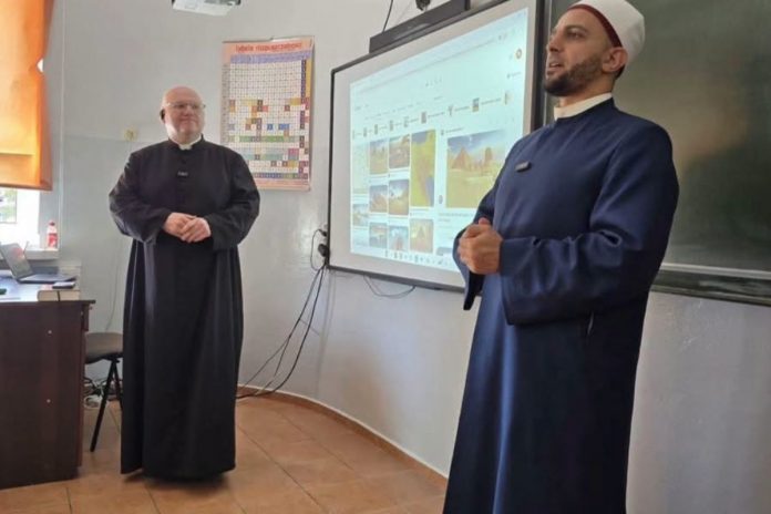 NCZAS.INFO | Spotkanie z muzułmańskimi aktywistami w szkole, w obecności księdza. / Foto: Facebook