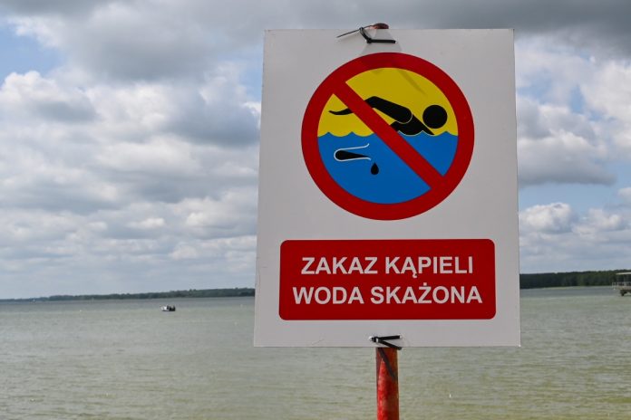 NCZAS.INFO | Zakaz kąpieli. Zdjęcie ilustracyjne. Źródło: PAP