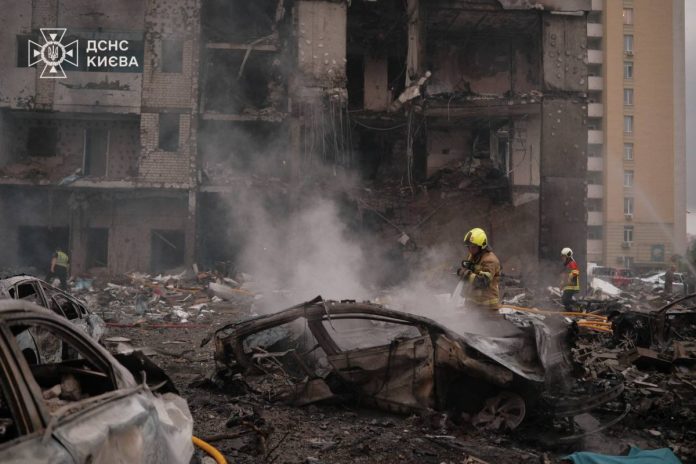 NCZAS.INFO | W nocy z 5 na 6 lipca 2026 r. Rosjanie przeprowadzili jeden z największych ataków rakietowych na Kijów. Foto: służby ratunkowe Kijowa.