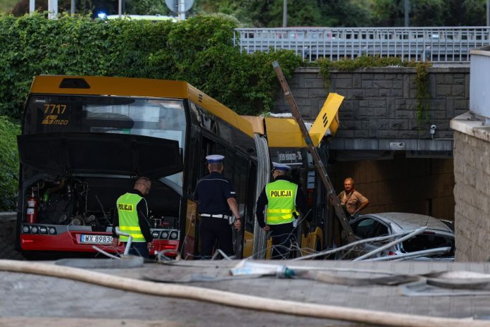 W Warszawie autobus miał najpierw zderzyć się z tramwajem, a następnie odjechać w kierunku ronda uszkadzając po drodze siedem samochodów i ostatecznie wjechać do przejścia podziemnego.
