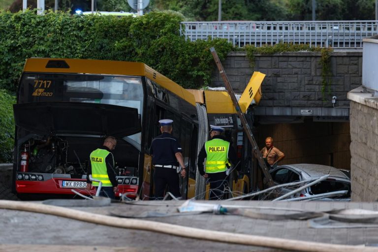 W Warszawie autobus miał najpierw zderzyć się z tramwajem, a następnie odjechać w kierunku ronda uszkadzając po drodze siedem samochodów i ostatecznie wjechać do przejścia podziemnego.