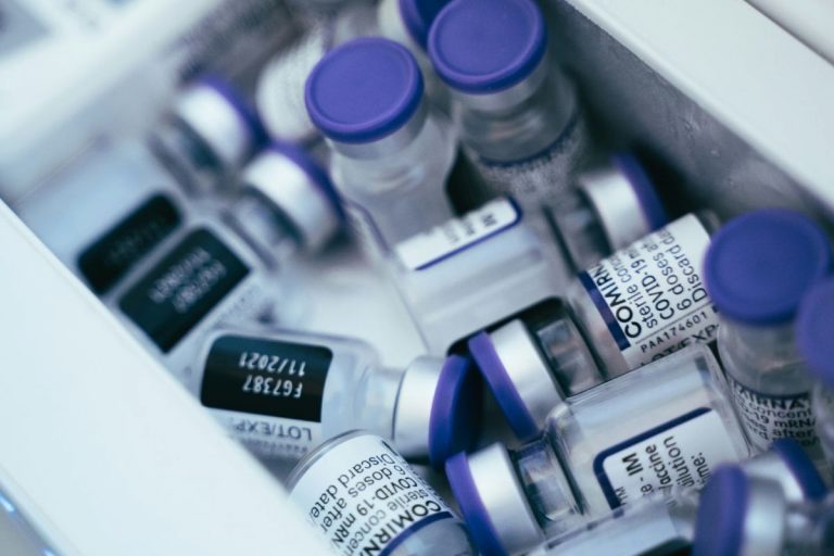 Big Pharma, laboratorium.