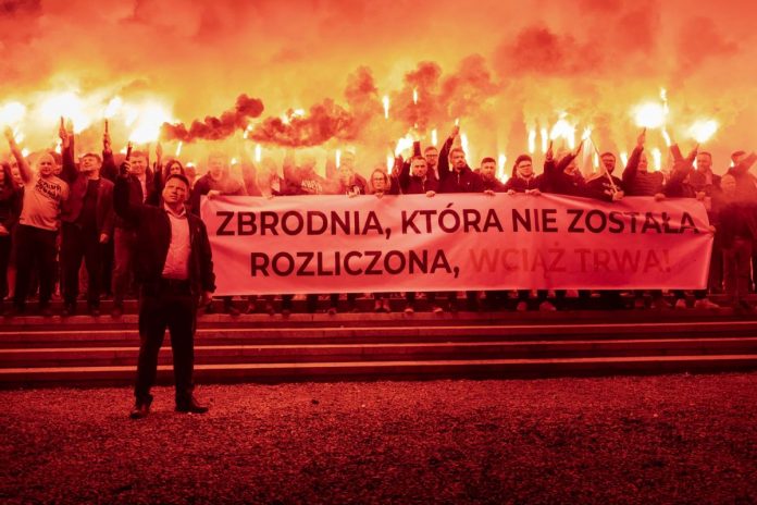 Politycy Konfederacji odpalili race w Domostawie w rocznicę Krwawej Niedzieli.