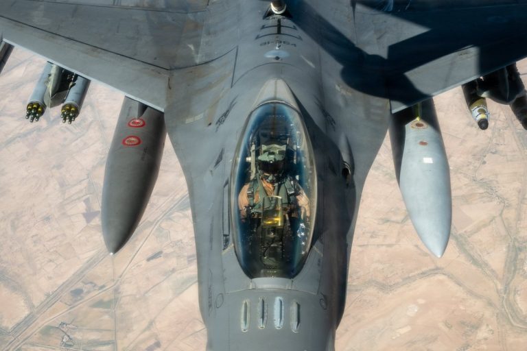 NCZAS.INFO | Uzbrojony amerykański myśliwiec F-16 nad Bliskim Wschodem. Zdjęcie ilustracyjne. Źródło: CENTCOM