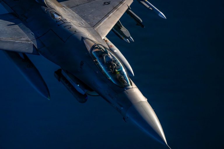 NCZAS.INFO | Uzbrojony amerykański myśliwiec F-16. Zdjęcie ilustracyjne. Źródło: X/@CENTCOM