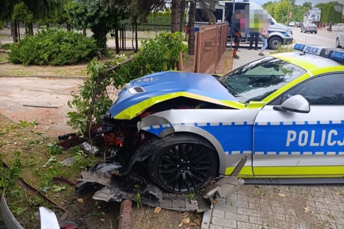 Policyjny Ford Mustang GT rozbity.